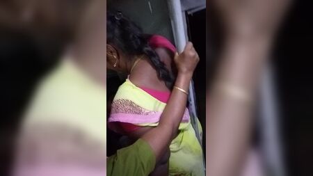 Hay una tía tamil muy guapa en el autobús