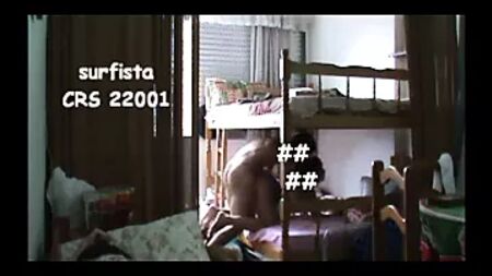 Follándose a su novia y a la amiga de esta, que duermen a su lado