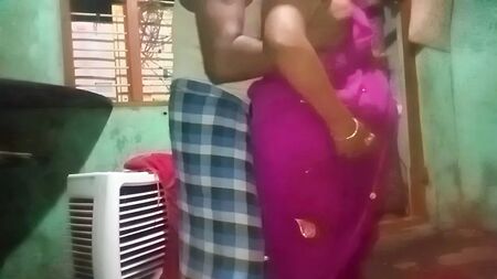 Una tía tamil con las tetas y la leche, meando, con su marido de verdad
