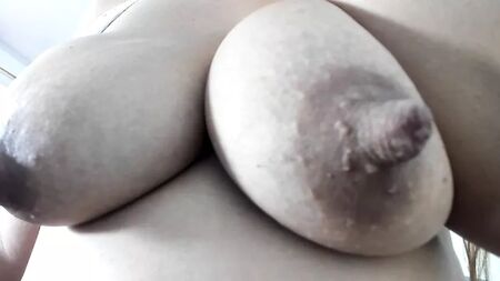 Pezones grandes y gruesos en unas tetas grandes y naturales