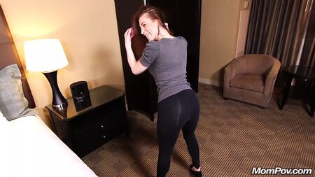 Amelia, una MILF de 45 años aficionada al yoga, se desnuda