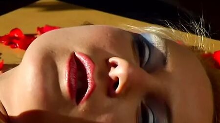 Una rubia con los ojos pintados de azul se la follan a fondo