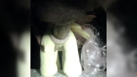 A Fluttershy, de My Little Pony, le llenan el culo (con My Little Pony)