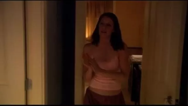 Paypoq kiygan gozallik ozining striptizi bilan yigitning jinsiy olatini juda hayajonlantirdi