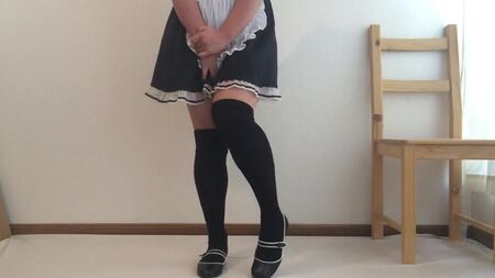 Una linda criada japonesa se hace pis encima