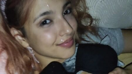 Te enseño cómo tirarte a tu hermanastra por la noche a cambio de una buena mamada