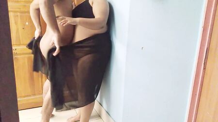 (El jefe se la folla a fondo a la chica desi) Mi nueva criada, guapa e inteligente: tetas grandes y culo grande - Vídeo casero