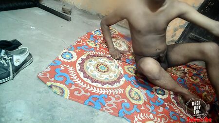 CHICA DE NAGNGA TOTALMENTE DESNUDAS, MASTURBÁNDOSE CON LA MANO EN EL SUELO, CHICO INDIO