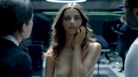 Escenas lésbicas de Angela Sarafyan desnuda en «Westworld» en ScandalPlanet