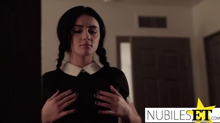 Wednesday es abusada sexualmente por su espeluznante familia política (T3:E3)