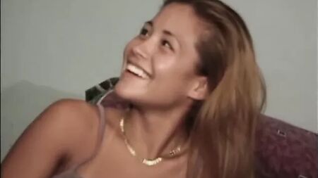 La belleza asiática Lilly Lovely hace que la polla se corra a lo grande mientras le folla el coño