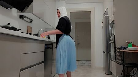 Le estoy enseñando mi sensual cuerpo de mujer curvilínea a mi hijastro