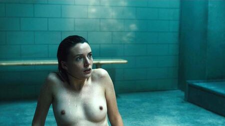 Escena de desnudo de Gaite Jansen en «Jett» en ScandalPlanet.Com