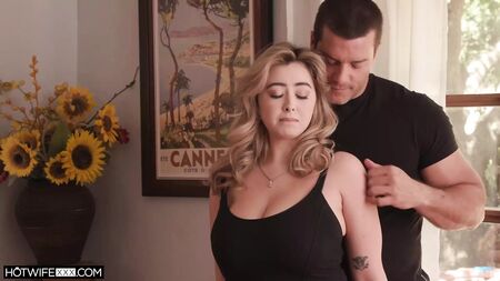 Mujer de talla grande con tetas grandes y morena que engaña a su marido se la chupa bien