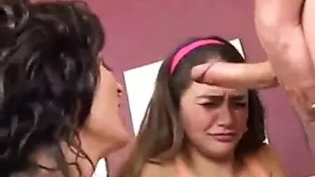 La madrastra NO le enseña a su hija
