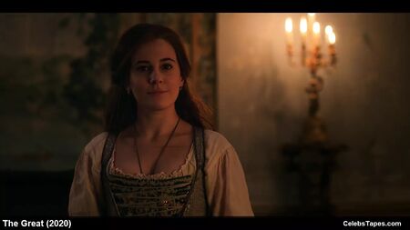 Escenas de desnudos y de sexo de la famosa Elle Fanning en «The Great»