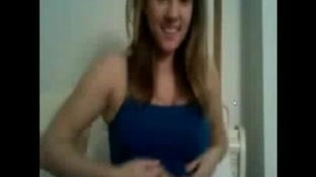 Una chica enseña las tetas y el coño ante la cámara (SERBIA)