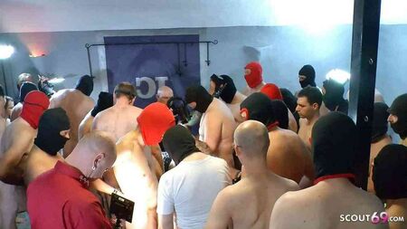 Coño lleno de esperma: gangbang alemán con corrida interna y bukkake
