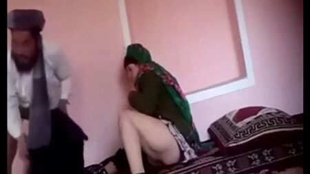Madura y voluptuosa: sexo con una madre casada que lleva turbante, sexo dentro de la familia