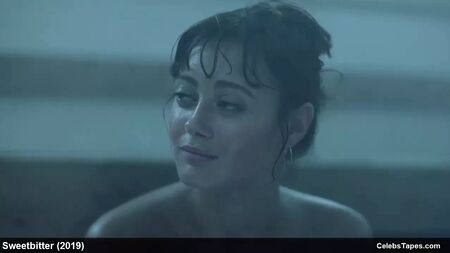 Escenas eróticas y de Ella Purnell en topless de la película