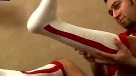 Un chico guapo luce unos calcetines de béisbol rojos de la marca OTC