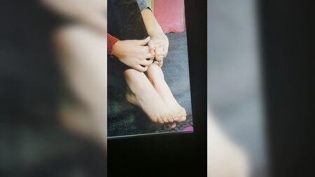 Homenaje con semen en los pies de Victoria Justice