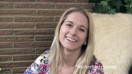 Naomi se desnuda mientras concede una entrevista