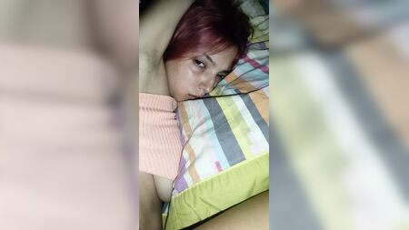 Desvirgando el coño de mi novia adolescente cuando viene a dormir