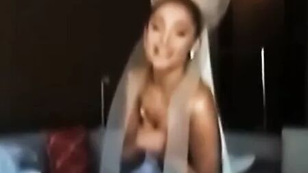 Ariana Grande, en topless y tapándose los pechos, entre bastidores