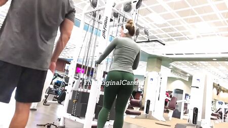 Entrenamiento sexy en el gimnasio con mallas ajustadas