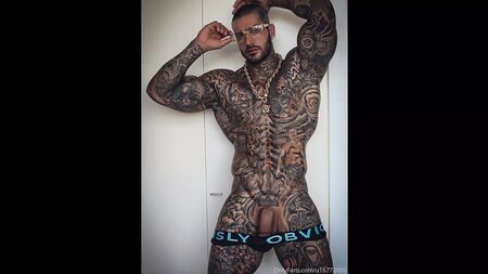 Tatuaje de músculos, polla grande: Leon Yaki (Yaki boy)