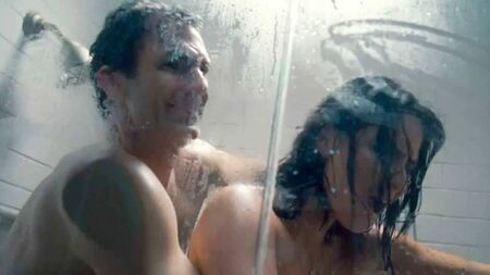 Olivia Munn: sexo en la ducha y fiesta en ScandalPlanetCom