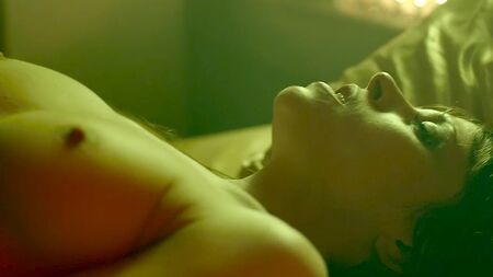 Escena de sexo con Ashley C. Williams y Tahyna Tozzi desnudas en «Julia»