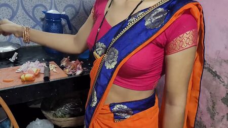 Desi bhabhi estaba en la cocina preparando la comida cuando su cuñado se acercó por detrás