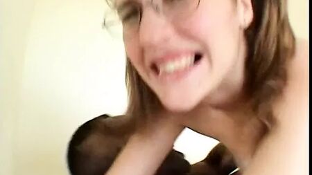Una colegiala morena acaba con esperma negro en las gafas