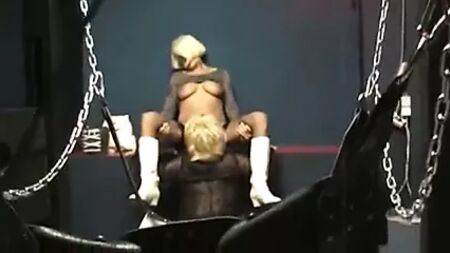 Una pareja conoce a un travesti en un cine porno