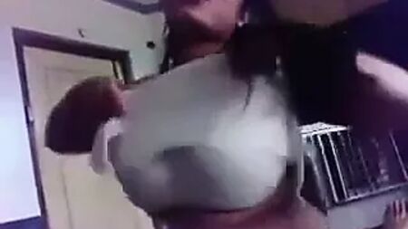 Amber tiene sexo con su novio en una habitación de hotel en Lahore