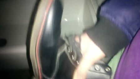 Correrse en las botas negras Dr. Martens de una chica en el gimnasio