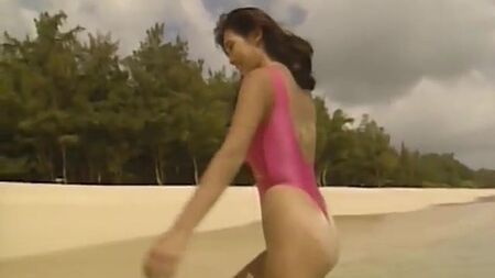 Bañador de una pieza con corte alto y tanga: un trasero japonés muy sexy