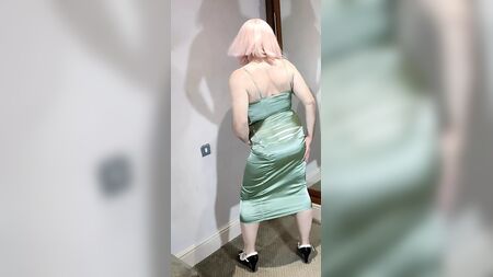 Fin de la televisión británica. Fin de la noche en un ajustado vestido verde de satén brillante