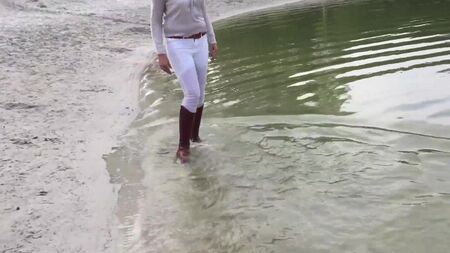 Caminando por el lago con mis botas de montar marrones empapadas