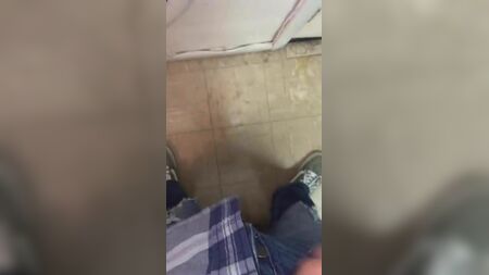 Otra sacudida espumosa y un chorro de semen