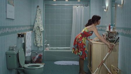 Veronica Yip se desnuda y se ducha