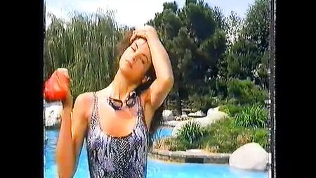 Kirstie Alley en bañador y en topless