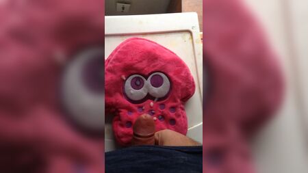 Manchando mi bolsa de peluche con forma de calamar de Splatoon 2