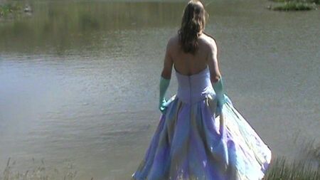 vestido de gala con estampado de arcoíris