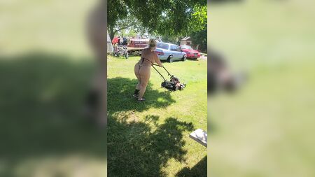 Al volver a casa, me encontré a mi mujer cortando el césped en bikini de tanga, con el culo y los muslos meneándose a cada paso