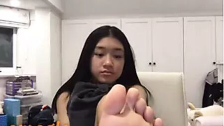 Pies de una chica de 18 años ante la webcam