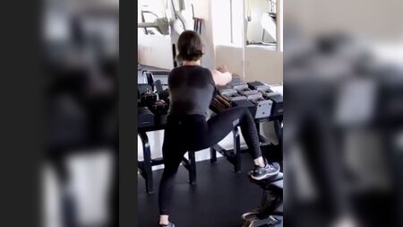 Alison Brie moviendo el trasero en el gimnasio
