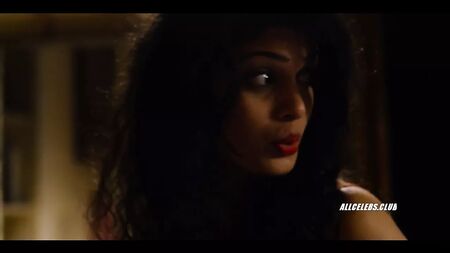 Romane Portail y Tina Desai en «Sense8: Un especial de Navidad»